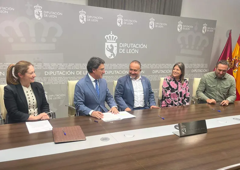 Diputaci&oacute;n de Le&oacute;n recibe las parcelas para la construcci&oacute;n del parque de bomberos en Sahag&uacute;n