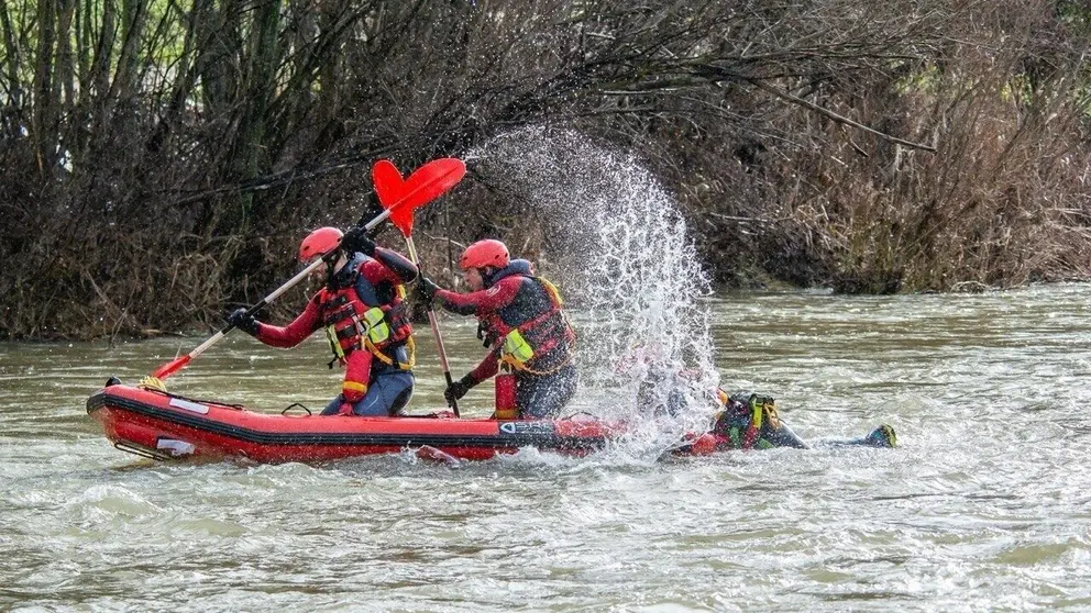 Los bomberos han realizado maniobras de entrenamiento en el r&iacute;o Bernesga.