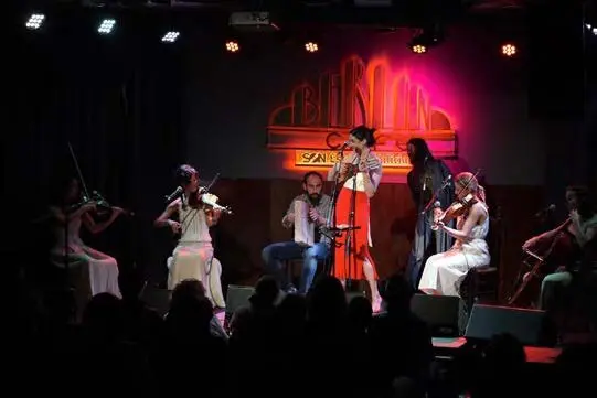 18:15
Concierto de Mar&iacute;a de la Flor,compositora que abarca m&uacute;ltiples disciplinas musicales, klega a el Teatro El Alb&eacute;itar ULE