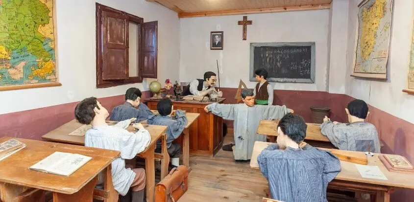 Museo Etnogr&aacute;fico del nuevo Ria&ntilde;o, representaci&oacute;n de la la escuela del pueblo con don Amaro al mando.