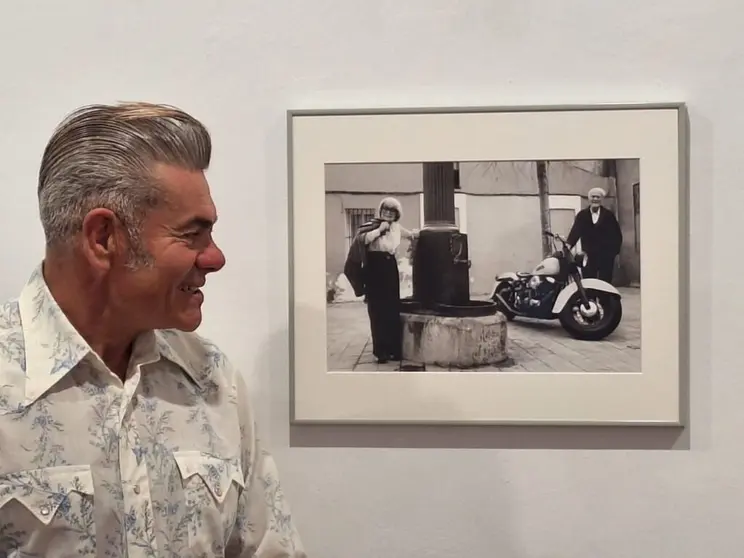 Olaf Pla Gracia con una de las fotograf&iacute;as de la exposici&oacute;n.