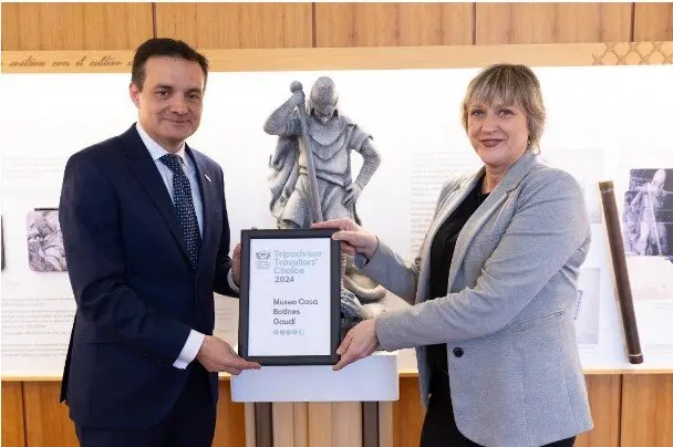 Ra&uacute;l Fern&aacute;ndez Sobrino, director del Museo Casa Botines Gaud&iacute; y Carmen Diez, atenci&oacute;n al visitante.