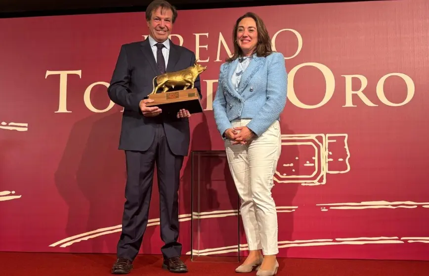 Mar&iacute;a Gonz&aacute;lez Corral entrega el premio &lsquo;Toro de Oro&rsquo; 2024 al astado &lsquo;Querido&rsquo; de la ganader&iacute;a Garcigrande en la Feria de Salamanca