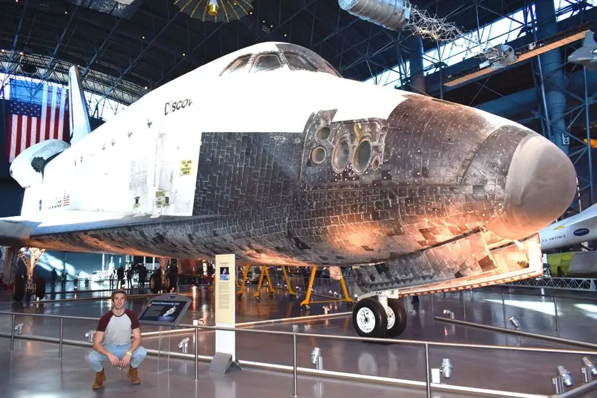 &Aacute;lvaro posa junto a la Space Shuttle &ldquo;Discovery&rdquo; en (Chantilly, Virginia. EEUU)