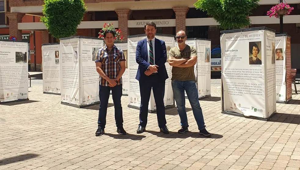 Exposici&oacute;n &ldquo;Le&oacute;n Se&ntilde;or&iacute;o de Mujeres&rdquo; en la plaza mayor de Santa Mar&iacute;a del P&aacute;ramo