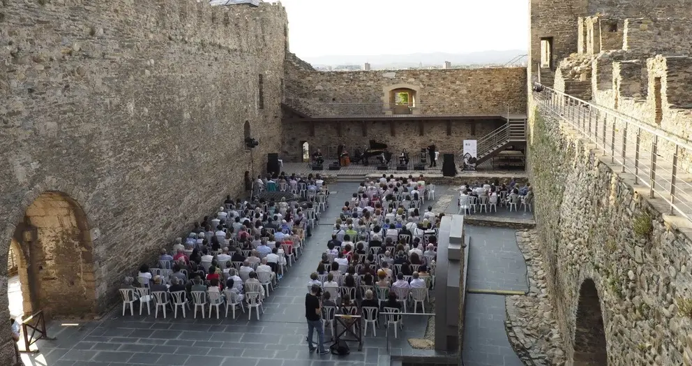 M&aacute;s de 300 personas disfrutan de m&uacute;sica y patrimonio en Ponferrada con Las Piedras Cantan