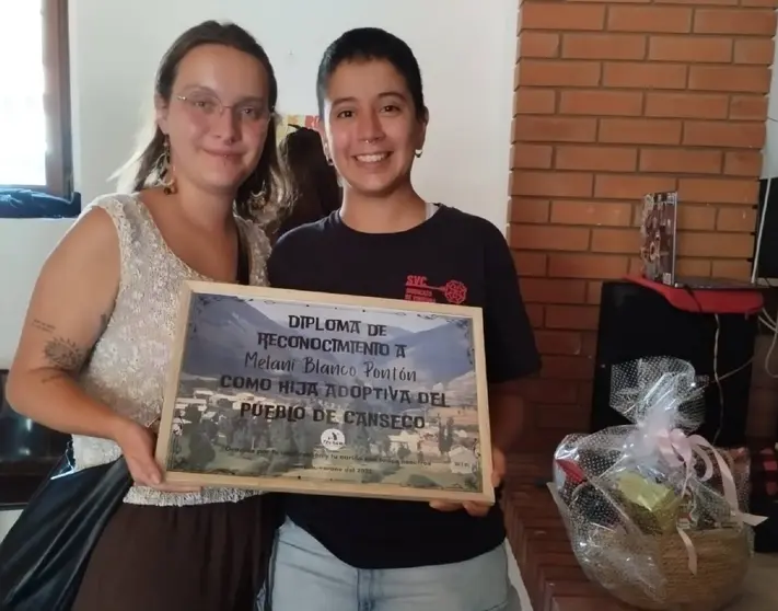 Carmen Garc&iacute;a (izda), vicepresidenta de la asociaci&oacute;n cultural Pico Huevo y tutora del proyecto, posa con Melani Blanco (dcha)