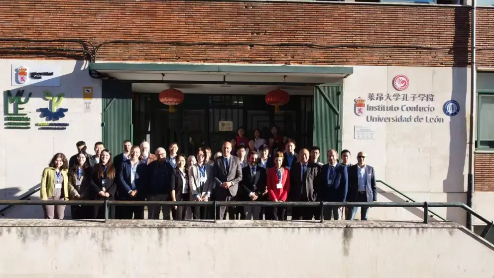 Organizadores y asistentes presenciales en el exterior del Instituto Confucio de la ULE 2 junto al vicerrector de Internacionalizaci&oacute;n y Compromiso Global y el alcalde de Le&oacute;n