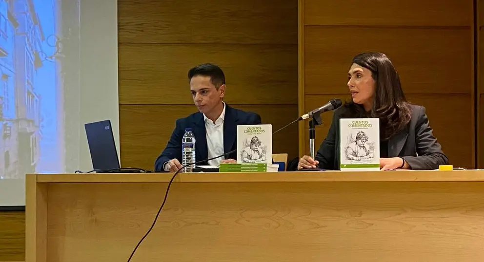 Los autores, Mar&iacute;a Gallego Reguera y F&eacute;lix Villafa&ntilde;e Pacho, en la presentaci&oacute;n de la obra en la Biblioteca P&uacute;blica de Le&oacute;n