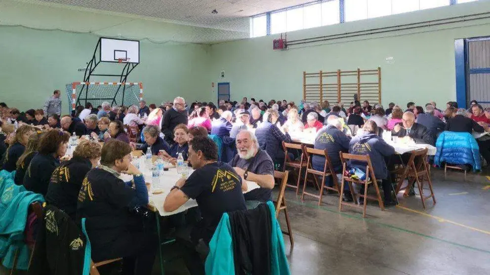 Comida de hermandad de la XXV Marcha de la Amistad entre La Ba&ntilde;eza, Valdefuentes y Santa Mar&iacute;a del P&aacute;ramo