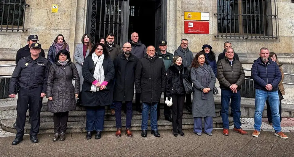 La Subdelegaci&oacute;n del Gobierno en Le&oacute;n guarda un minuto de silencio por los &uacute;ltimos asesinatos machistas