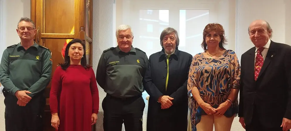 Miembros de la Muy Ilustre, Real e Imperial Orden y Cofrad&iacute;a del Pend&oacute;n de San Isidoro de Le&oacute;n, encabezados por su Abad, junto al General de Brigada Miguel S&aacute;nchez Guerrero y el Coronel Julio Guti&eacute;rrez Hern&aacute;ndez, durante la visita institucional a la 12&ordf; Zona de la Guardia Civil en Le&oacute;n.