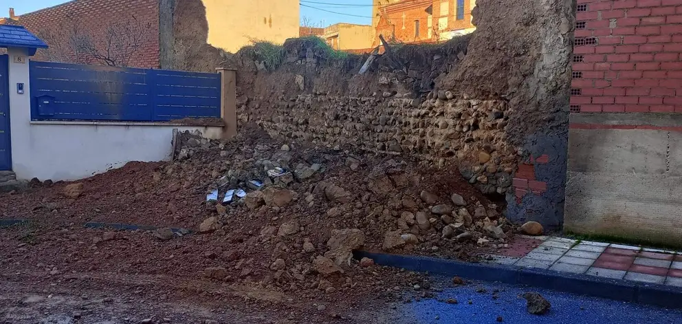 Las lluvias provocan el derrumbe de un muro en la calle Zorita