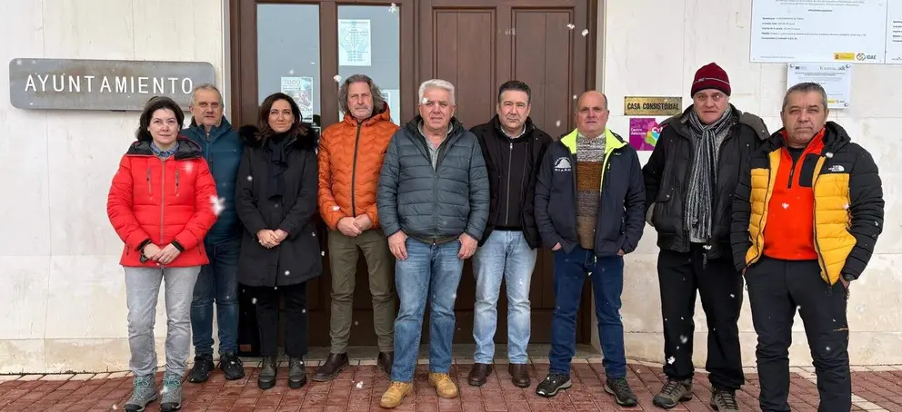 Alicia Gallego y Luis Mariano Santos con representante de la monta&ntilde;a oriental leonesa