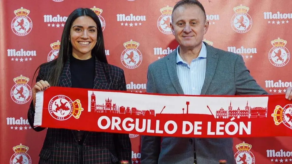 Clara Garc&iacute;a Cima y Domingo Rodr&iacute;guez renovaron el patrocinio de Mahou Cinco Estrellas con la Cultural y Deportiva Leonesa.