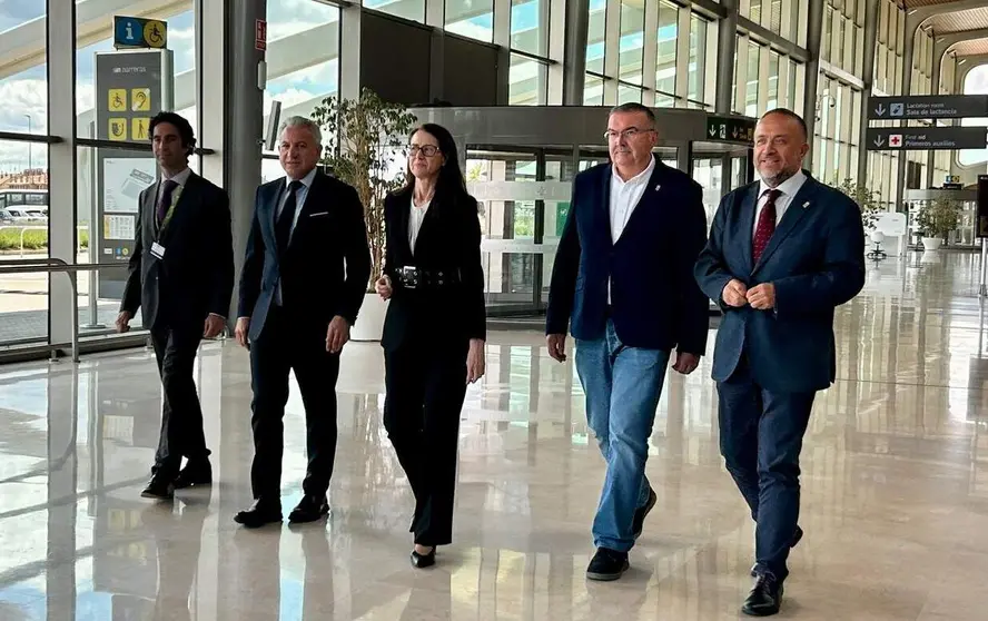 Visita de la directora general de Aena, Elena Mayoral al Aeropuerto de La Virgen del Camino