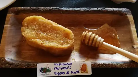 Torrija con miel, Foto de archivo.