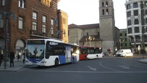 Parada de autob&uacute;s de la plaza de Santo Domingo