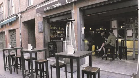 Terraza en la puerta de un bar (foto de archivo)