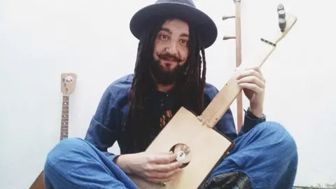 El m&uacute;sico y luthier Leon&eacute;s
Maikel Barreira