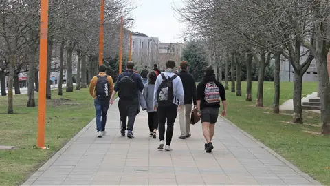 Estudiantes en el Campus de Vegazana de la ULE