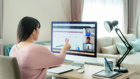Mujer que asiste a un curso digital