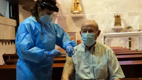 Campa&ntilde;a de vacunaci&oacute;n en la residencia de ancianos de la localidad palentina de Cevico de la Torre