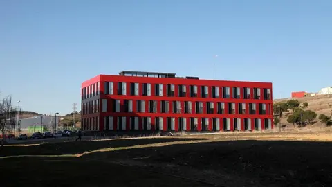 El  actual CBT o `edificio rojo&rdquo; que el Ildefe gestiona en Eras de Renueva
