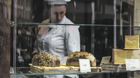 Mujer trabajando en una panader&iacute;a