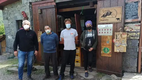 El vicepresidente y diputado de Turismo, Nicanor Sen, en la visitaeste s&aacute;bado al refugio de Vegaba&ntilde;ojunto al portavoz socialista en el Ayuntamiento de Oseja de Sajambre, &Aacute;ngel C. Fern&aacute;ndez, y el titular del refugio, Juli&aacute;n Morantes.