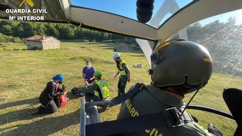 Rescate de dos senderistas Torre Bermej en Posada de Valde&oacute;n