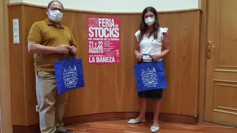 Alcalde y concejala de Comercio La Ba&ntilde;eza
