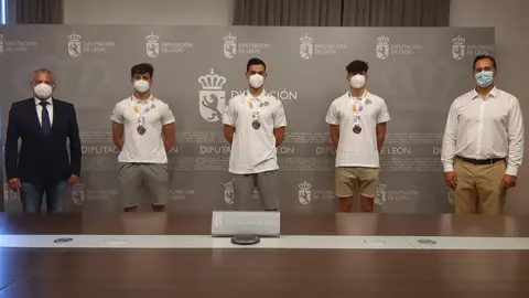 Antonio Mart&iacute;nez, Dar&iacute;o Sanz y &Aacute;lex Lodos,los tres jugadores del Ademar que el pasado fin de semana ganaron la medalla de bronce con la selecci&oacute;n espa&ntilde;ola juvenil de balonmano en el Campeonato Europeo disputado en Croacia