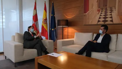 Reuni&oacute;n del presidente de la Junta de Castilla y Le&oacute;n, Alfonso Fern&aacute;ndez Ma&ntilde;ueco, ha mantenido hoy una reuni&oacute;n con el secretario general del PSOE, Luis Tudanca, para abordar la mejora de la sanidad p&uacute;blica en Castilla y Le&oacute;n.