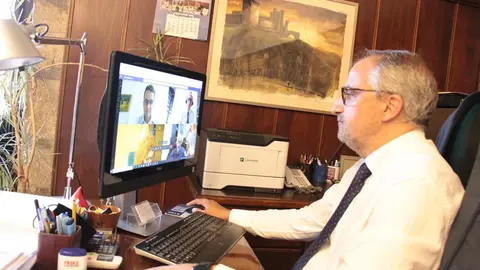 El alcalde de Ponferrada, Olegario Ram&oacute;n en reuni&oacute;n telem&aacute;tica
