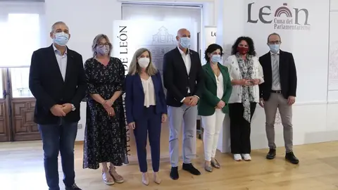 &bull;	El acto ha contado con la presencia del concejal de R&eacute;gimen Interior, Movilidad y Deportes, Vicente Canuria; la concejala de Igualdad, Argelia Cabado; la concejala de Bienestar Social, Vera L&oacute;pez; la presidenta de la Fundaci&oacute;n SEEN, Irene Bret&oacute;n, la embajadora local de la SEEN y responsable de la Unidad de Nutrici&oacute;n cl&iacute;nica y diet&eacute;tica del Complejo Asistencial Universitario de Le&oacute;n, Mar&iacute;a Ballesteros, y el impulsor del proyecto &lsquo;Alianza de ciudades contra la obesidad&rsquo;, Albert Lecube
