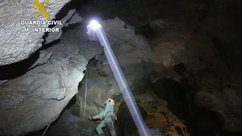 Rescate dos espele&oacute;logos en la cueva de Valporquero. Pr&aacute;cticas GREIM espeleolog&iacute;a. GUARDIA CIVIL (archivo)