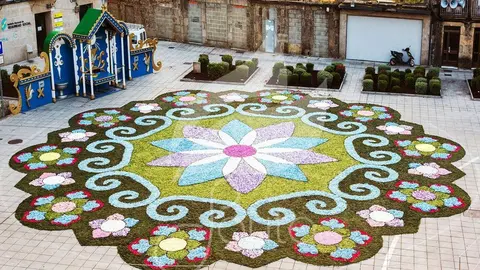 Alfombra de flores realizada por la Asociaci&oacute;n de Alfombristas Do Corpus Christi de Ponteareas,