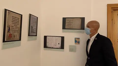 El alcalde de Le&oacute;n visita la exposici&oacute;n de la Fundaci&oacute;n Vela Zanetti