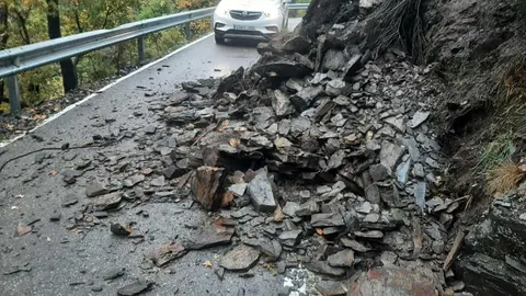 Desprendimientos en carreteras que ponen en peligro la seguridad vial.