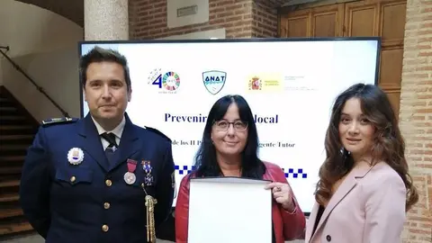Lorena Pe&ntilde;a y Roberto Bermejo recibiendo el galard&oacute;n.