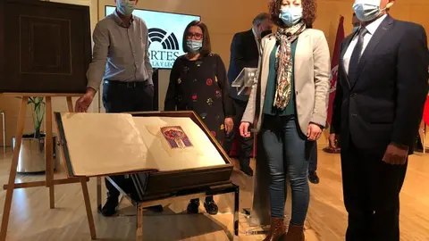 Diputaci&oacute;n ha presentado en las Cortes de Castilla y Le&oacute;n el libro encuadernado en los talleres de Cosamai.