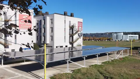 Placas solares junto a viviendas