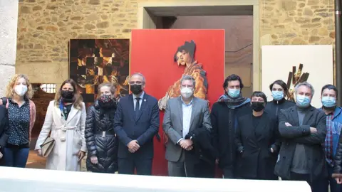El alcalde de Ponferrada, Olegario Ram&oacute;n, fue el encargado de inaugurar en el Museo del Bierzo la exposici&oacute;n colaborativa
