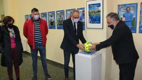 El bal&oacute;n firmado que sortea la SD Ponferradina con motivo de su 100 aniversario.