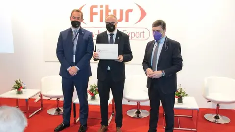 El alcalde de Ponferrada, Olegario Ram&oacute;n, recibiendo en Fitur, de manos del secretario de Estado de Turismo, Fernando Vald&eacute;s,
el certificado de Destino Tur&iacute;stico Inteligente, DTI, concedido a
Ponferrada.