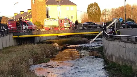 Una dotaci&oacute;n de Bomberos de Ponferrada y una ambulancia para rescatar a un var&oacute;n de unos 40 a&ntilde;os que se ha ca&iacute;do al arroyo de La Reguera de Naraya