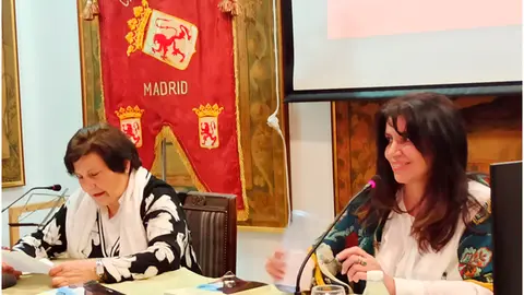 Margarita &Aacute;lvarez y  Roc&iacute;o Fern&aacute;ndez Ord&aacute;s, las dos oma&ntilde;esas en la conferencia celbrada en la Casa de Le&oacute;n en Madrid
