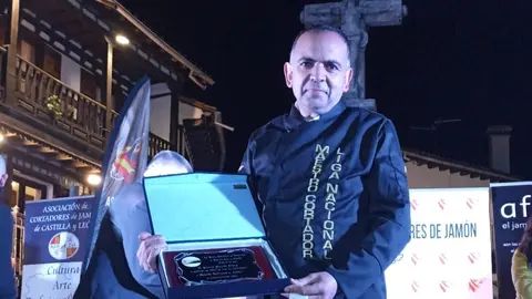Reconocimiento a Agust&iacute;n Risue&ntilde;o en la Liga Nacional de Cortadores