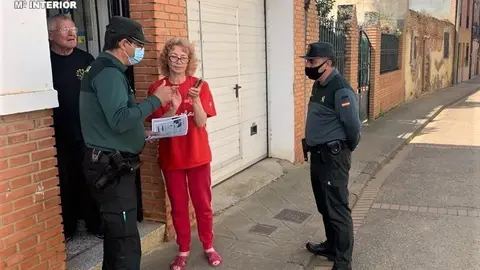 Recomendaciones de seguridad refugiados-ucranianos. Entrega tr&iacute;ptico de seguridad. Guardia Civil